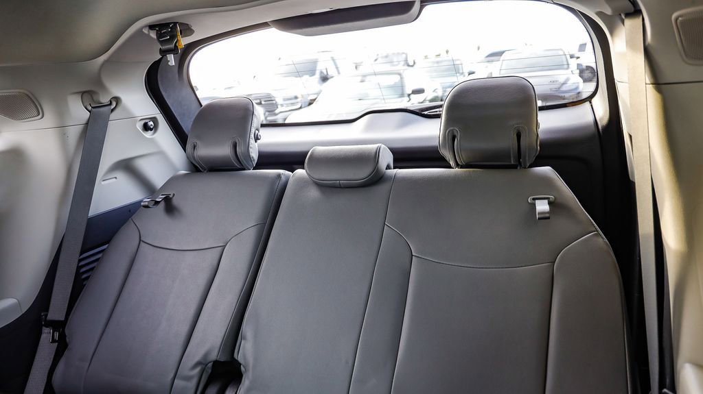 Used 2023 Toyota Sienna Limited image 23