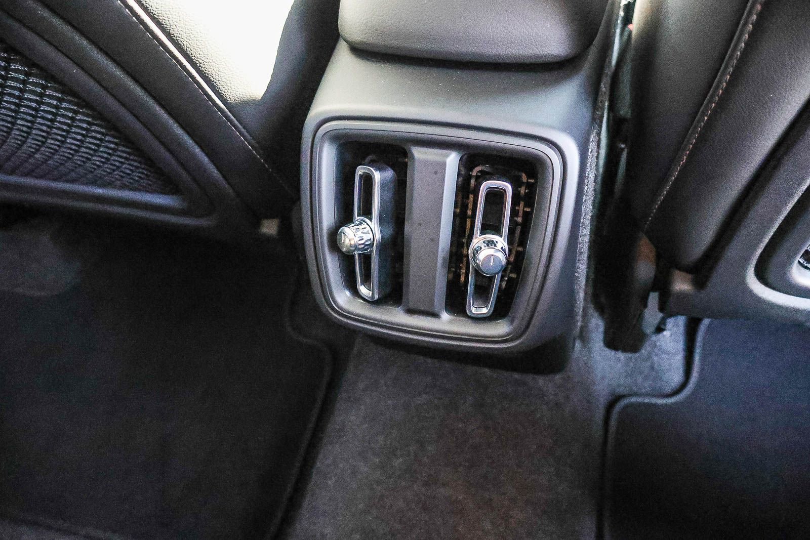 Used 2025 Volvo XC40 B5 Core image 23