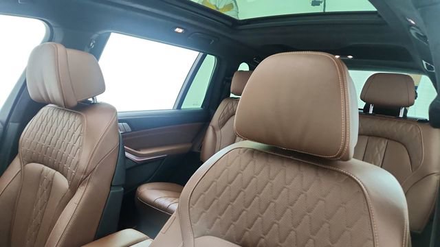 Used 2025 BMW X7 M60i image 38