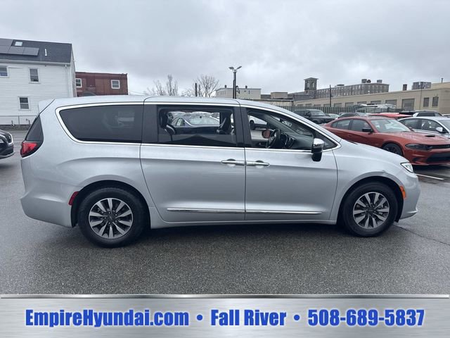 Used 2023 Chrysler Pacifica Limited FWD image 3