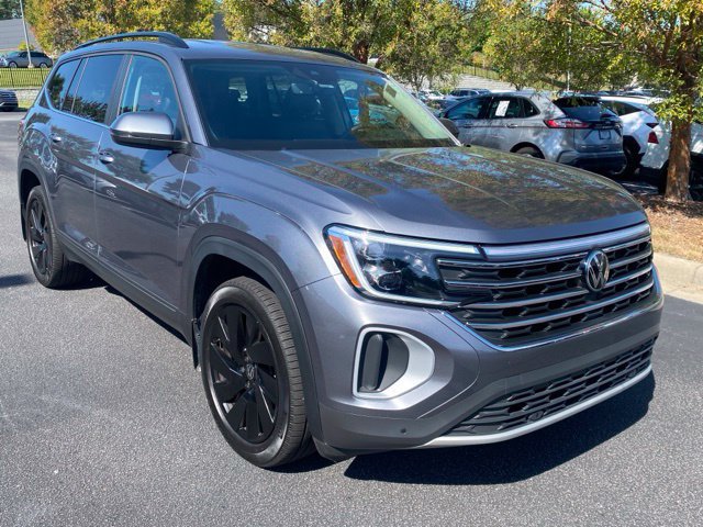Used 2024 Volkswagen Atlas SE w/ Black Wheel Package