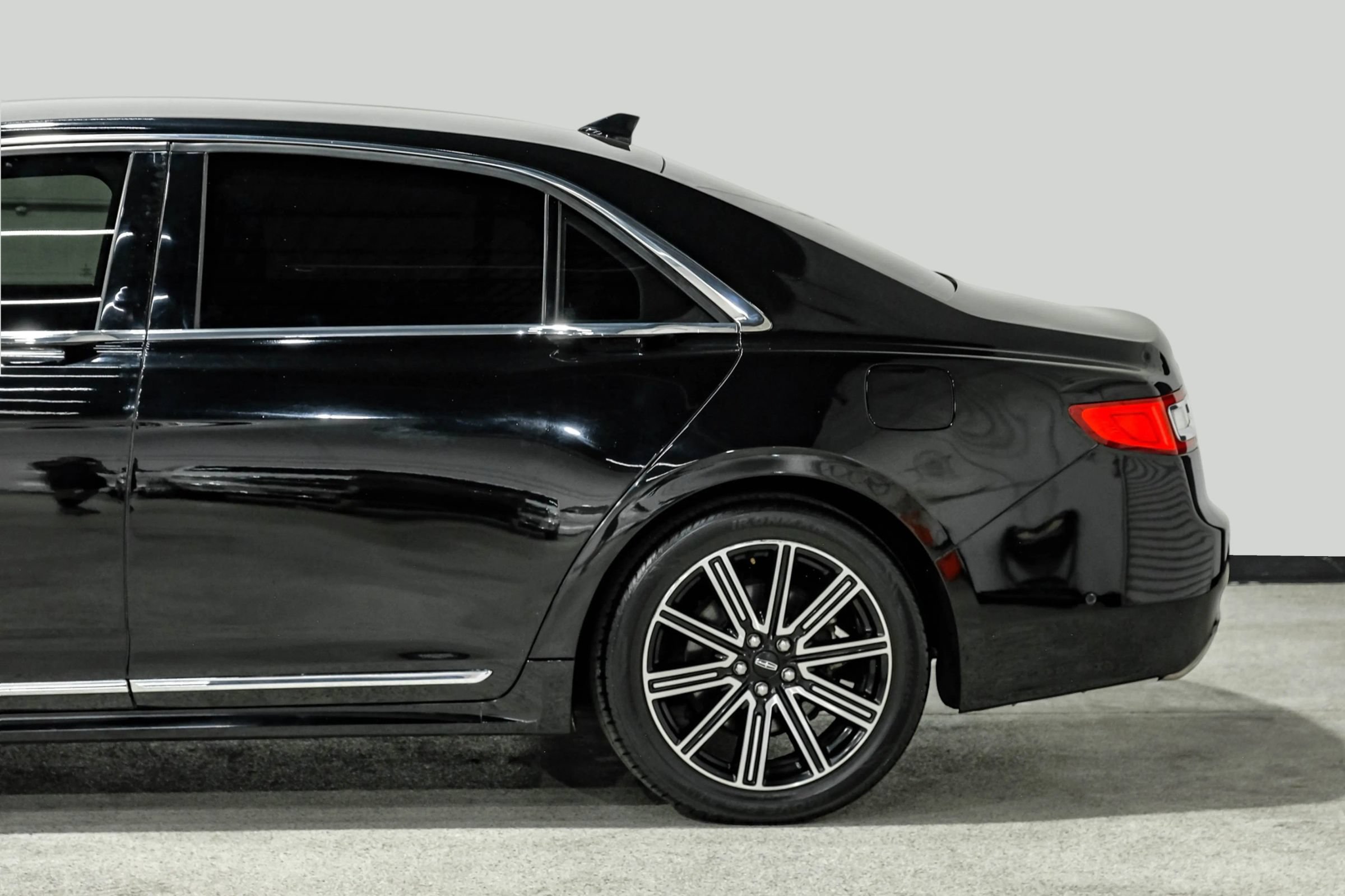 Used 2018 Lincoln Continental Reserve FWD image 11