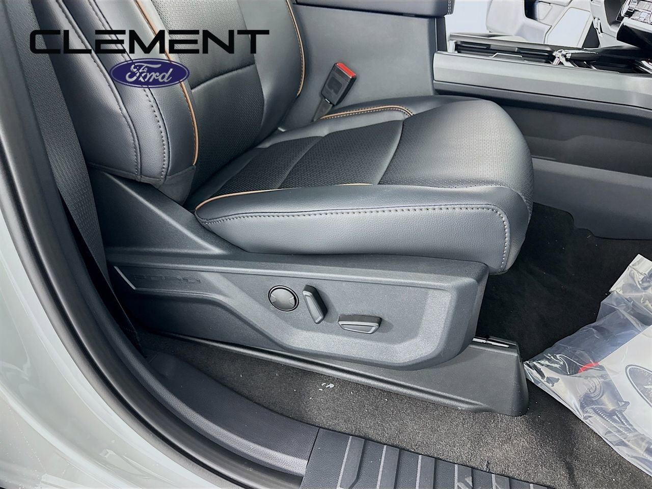 New 2026 Ford F350 Lariat w/ Black Appearance Package image 32