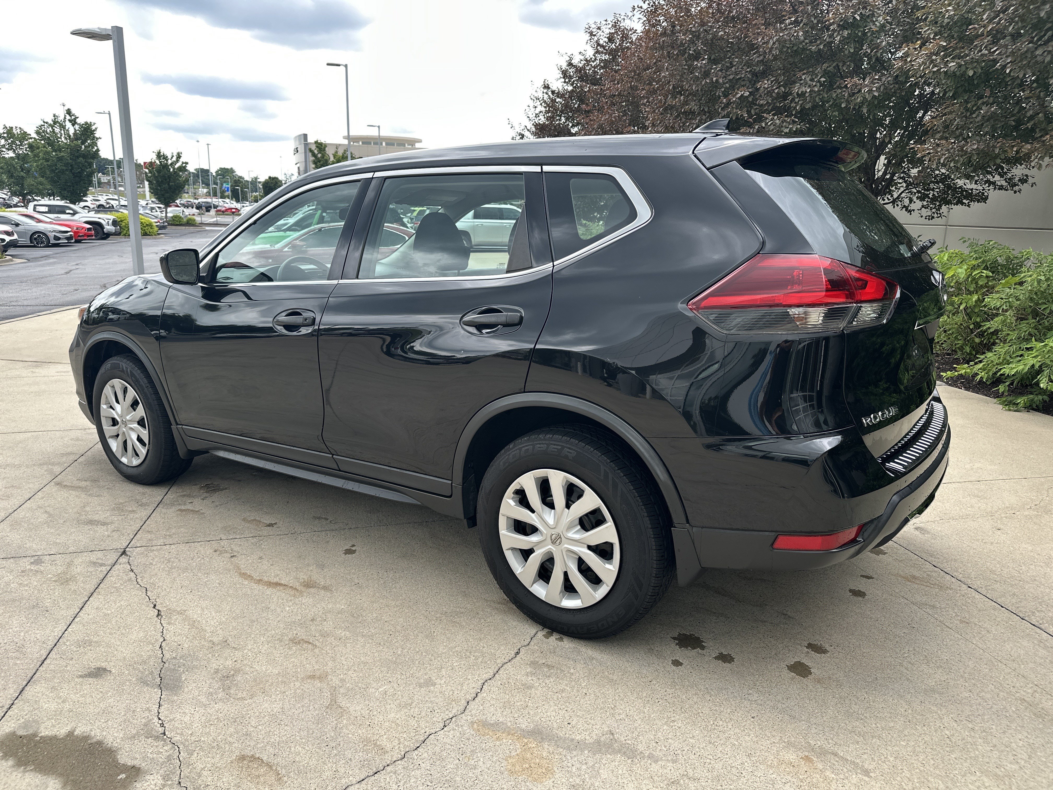 Used 2018 Nissan Rogue S AWD/4WD image 7