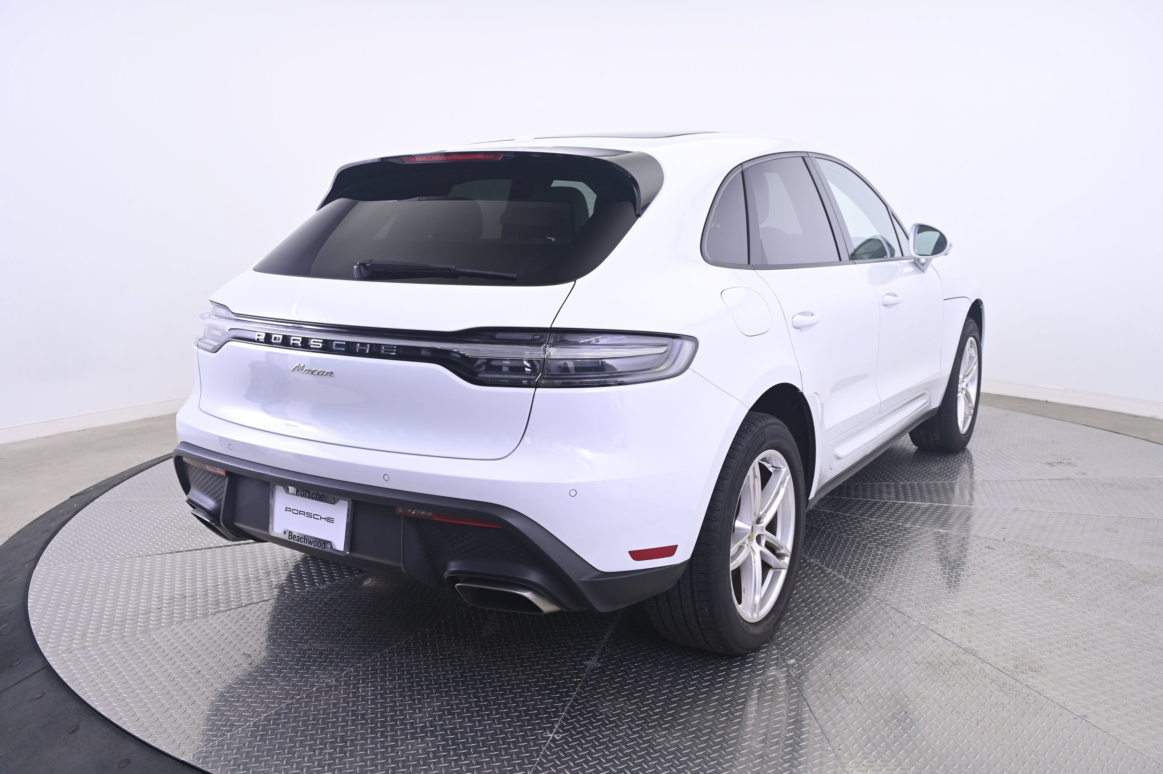Certified 2023 Porsche Macan AWD/4WD image 7