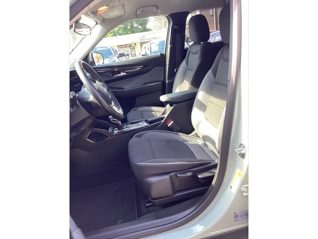 Used 2025 Chevrolet TrailBlazer LT w/ LT Cold Weather Package FWD image 9