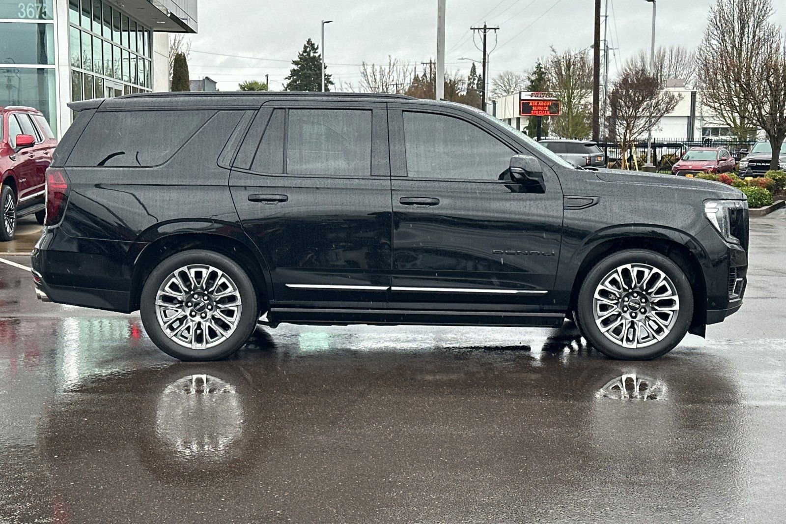 Used 2023 GMC Yukon Denali Ultimate image 3