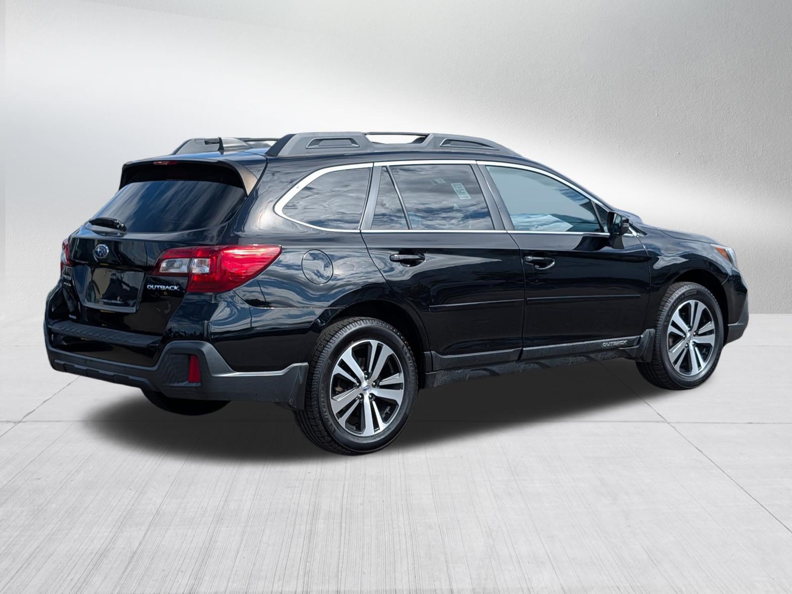 Used 2018 Subaru Outback 2.5i Limited AWD/4WD image 3