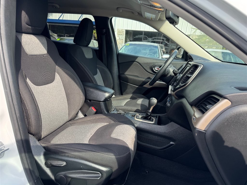 Used 2018 Jeep Cherokee Latitude w/ Altitude Package FWD image 19