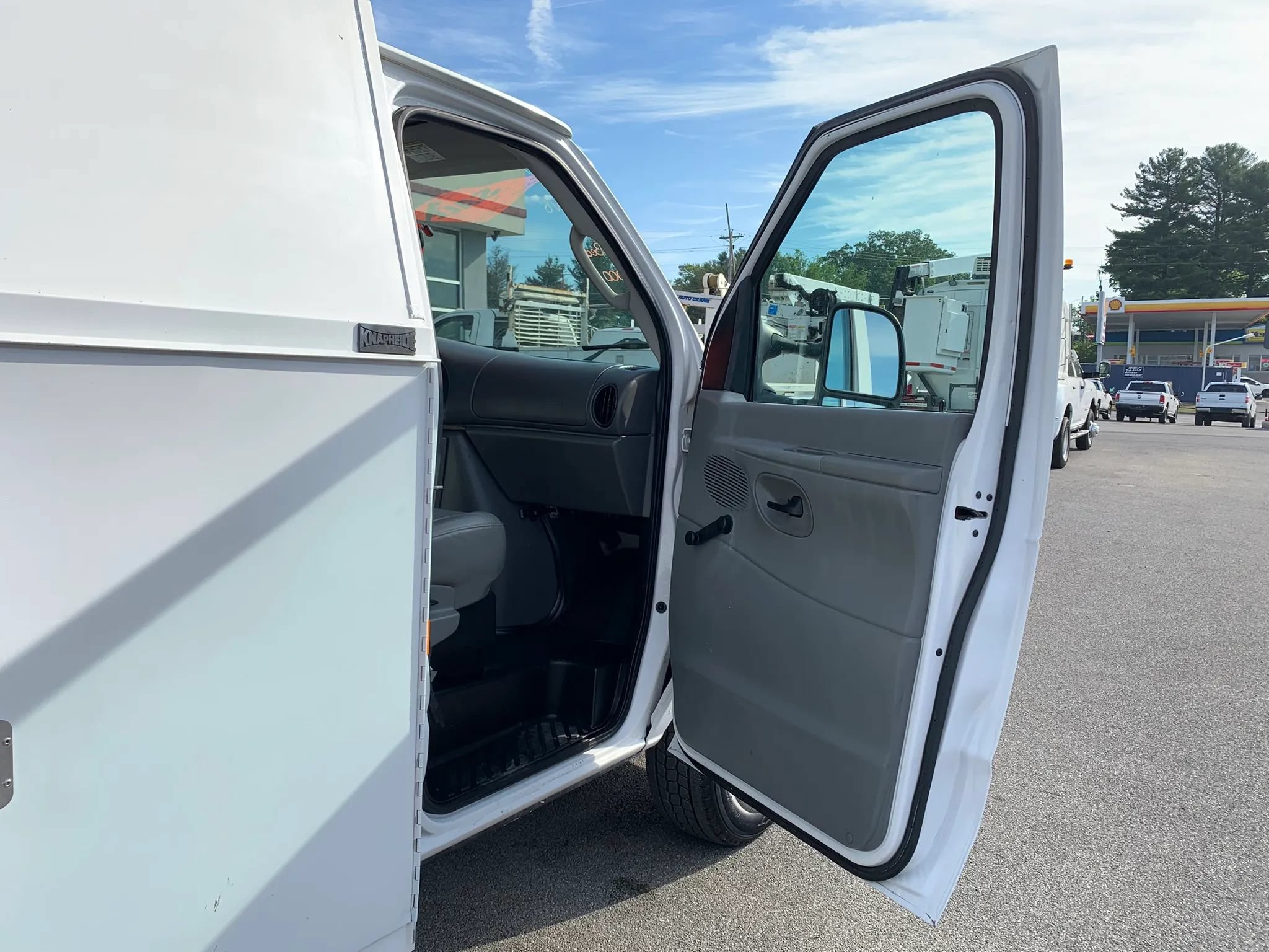 Used 2006 Ford E-350 and Econoline 350 Super Duty RWD image 19