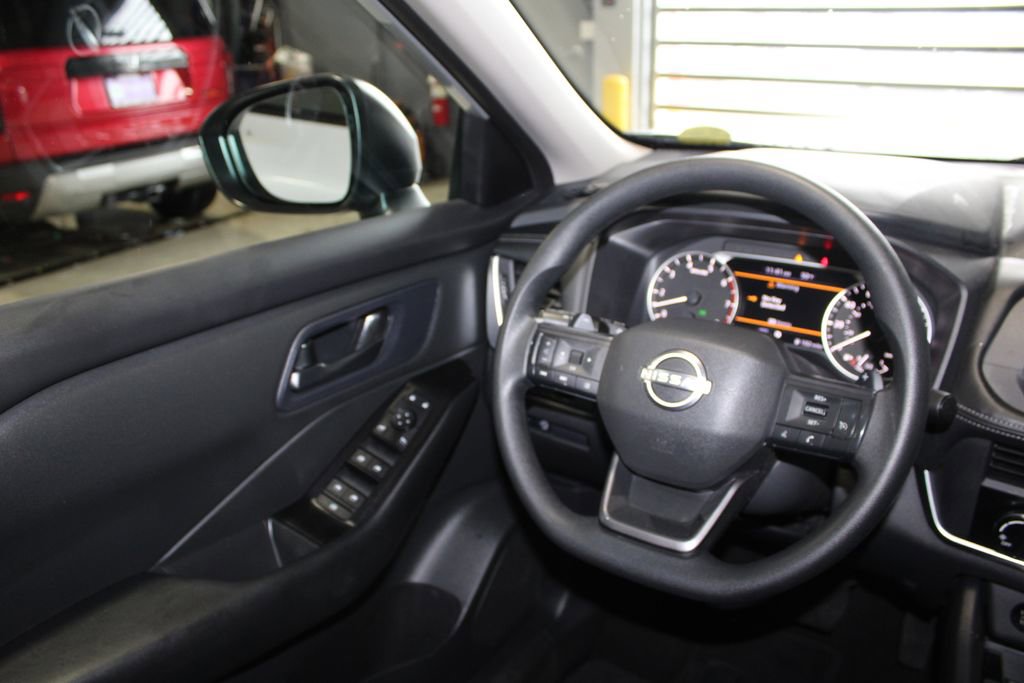 Used 2025 Nissan Rogue S AWD/4WD image 21