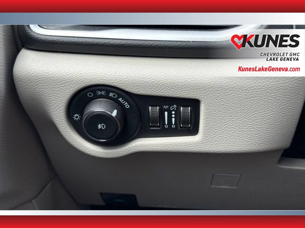 Used 2024 Chrysler Pacifica Touring-L FWD image 26