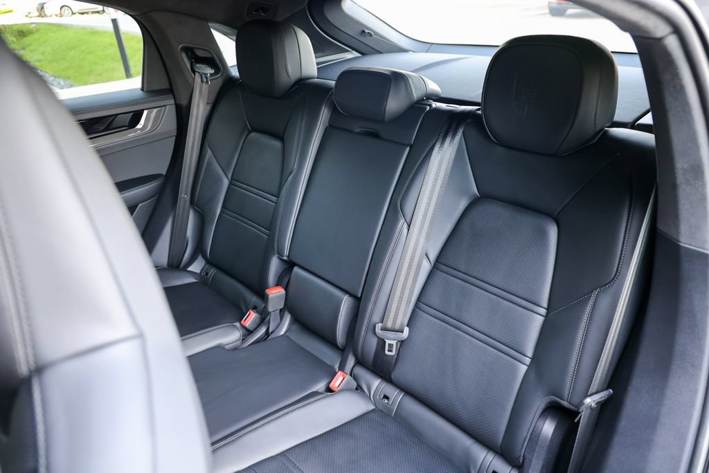 Certified 2025 Porsche Cayenne GTS AWD/4WD image 33