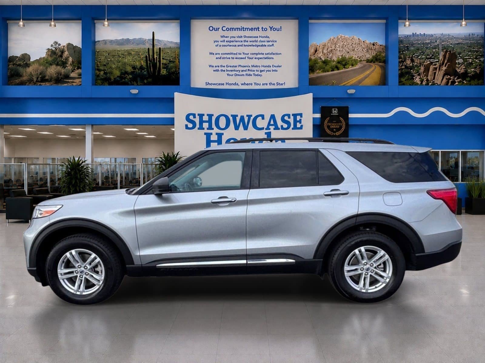 Used 2023 Ford Explorer XLT AWD/4WD image 4