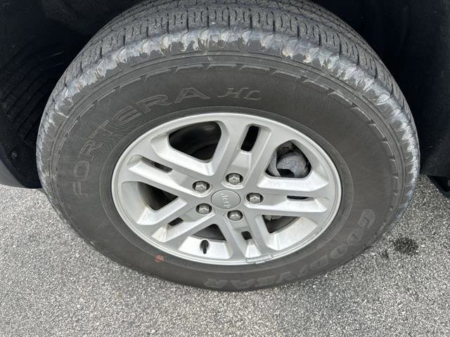 Used 2023 Jeep Grand Cherokee Laredo w/ Luxury Tech Group I image 18