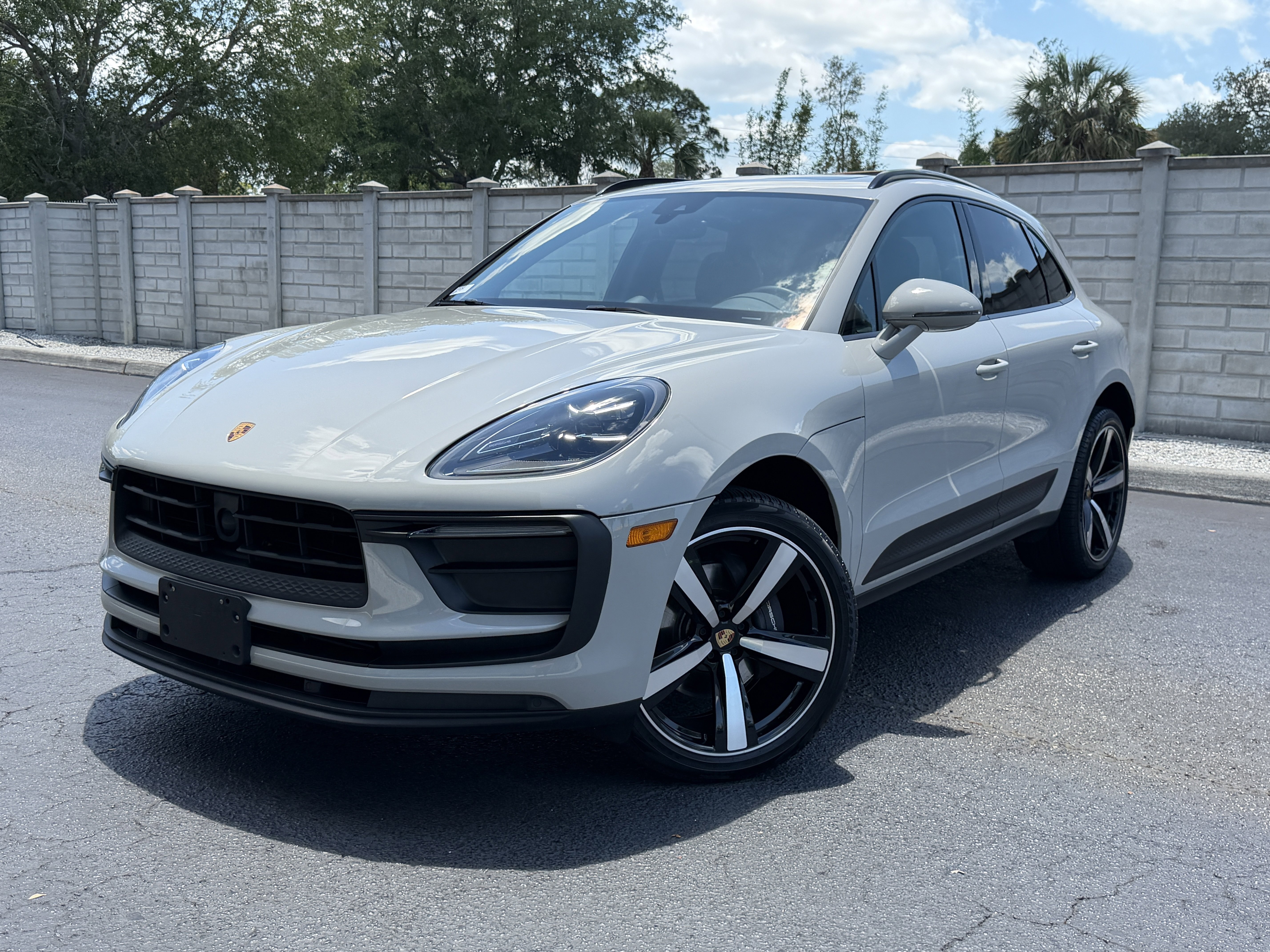 Certified 2024 Porsche Macan AWD/4WD image 1