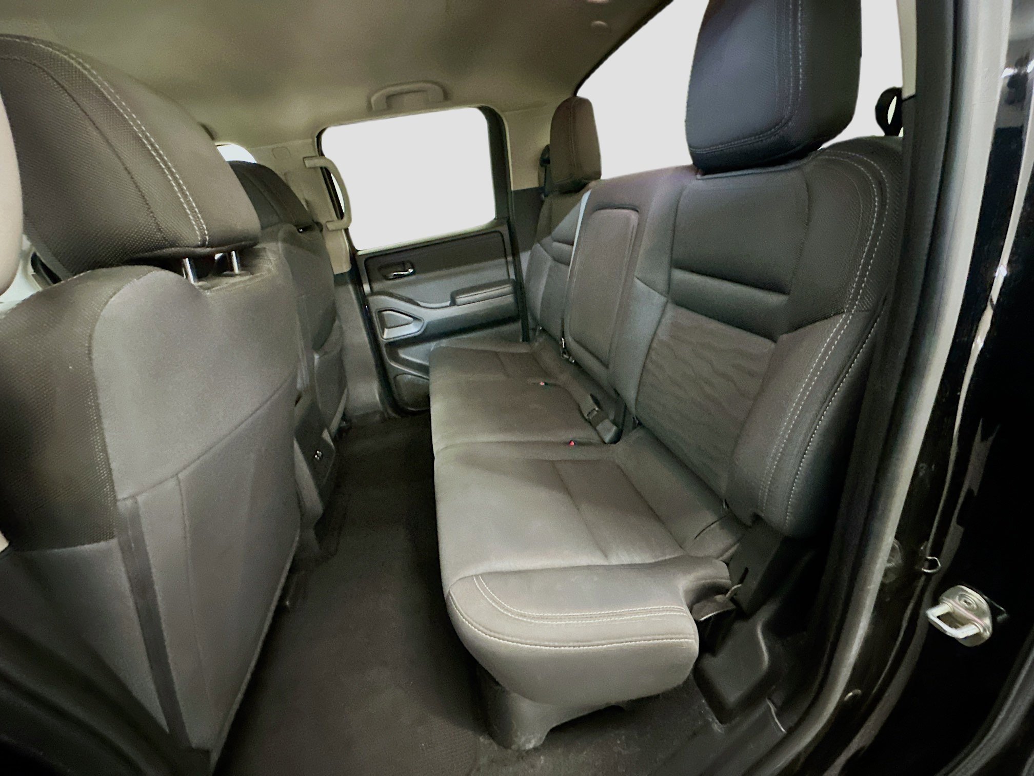 Used 2023 Nissan Frontier SV image 28