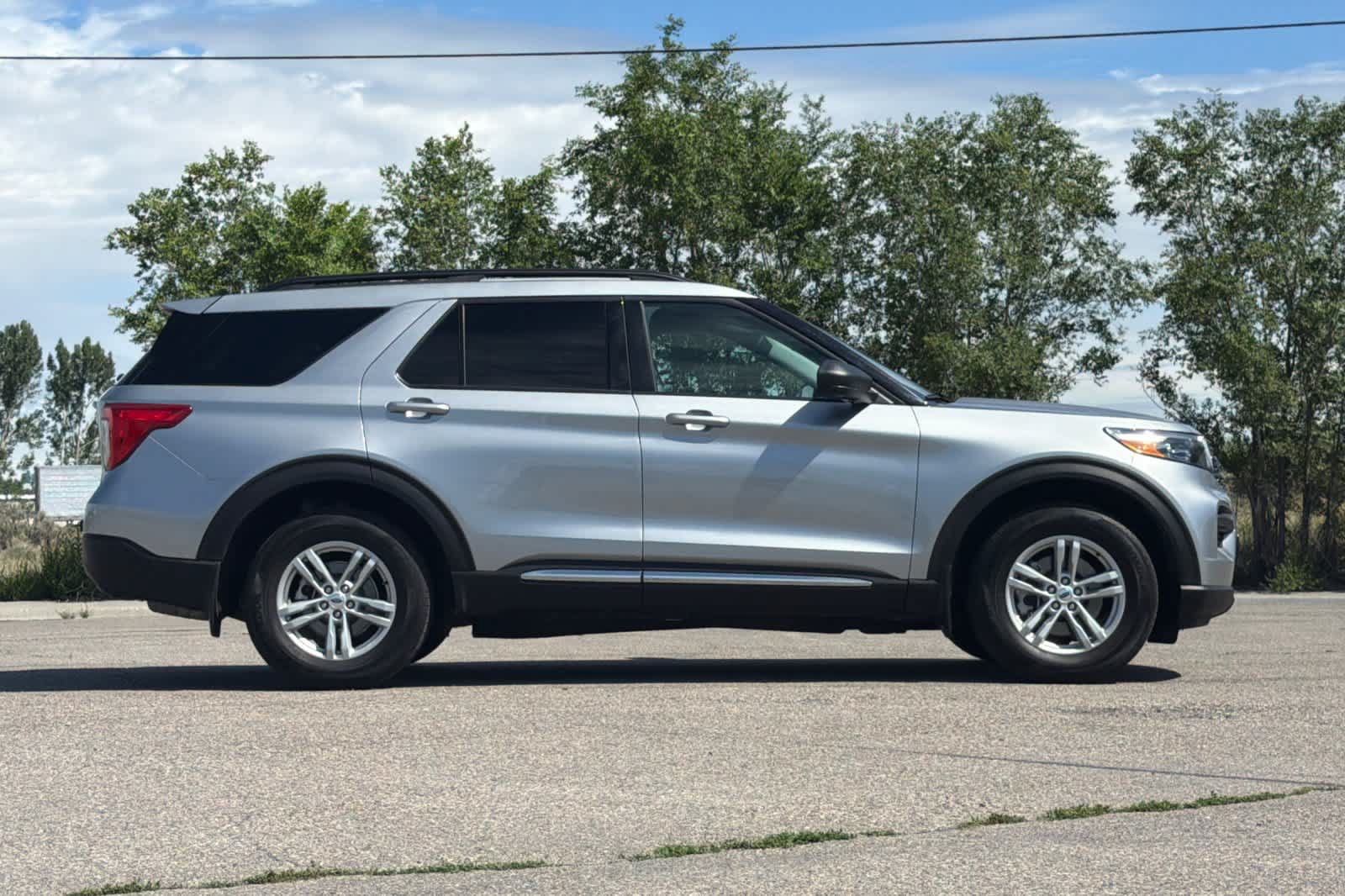 Used 2023 Ford Explorer XLT AWD/4WD image 8