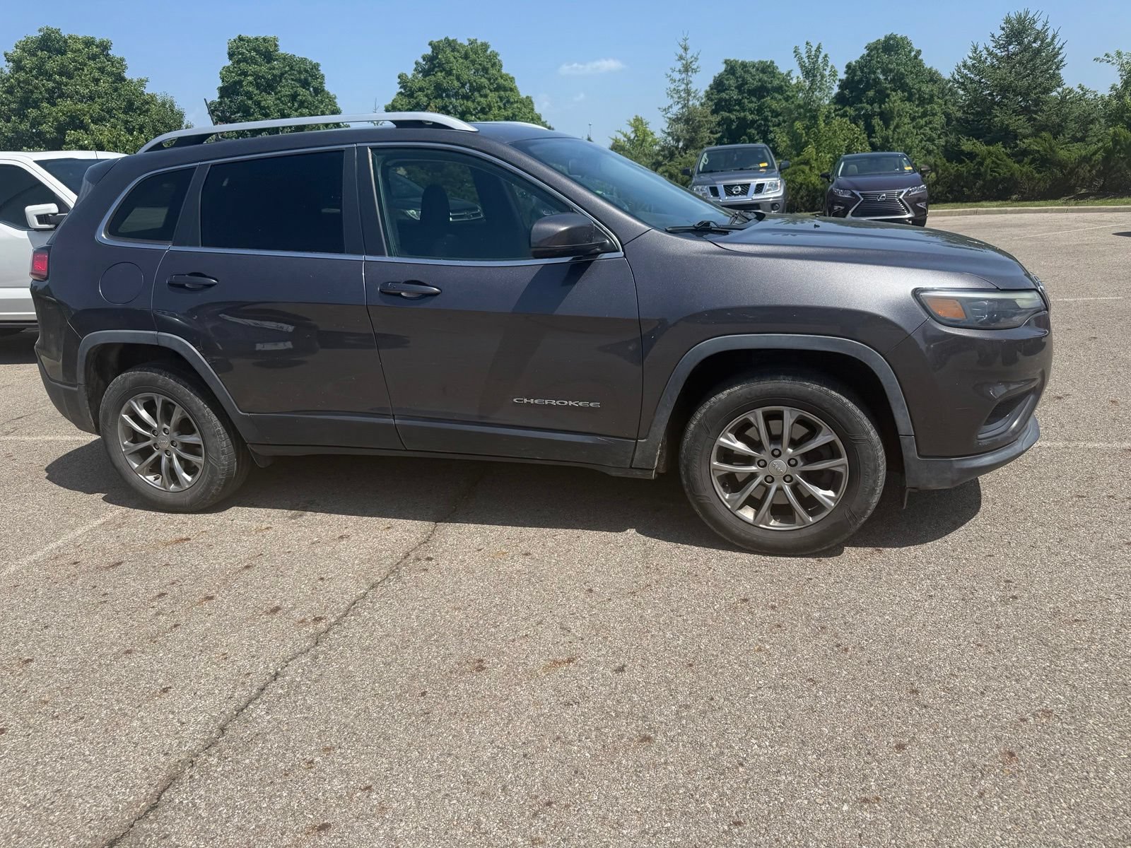 Used 2019 Jeep Cherokee Latitude Plus w/ Cold Weather Group AWD/4WD image 4