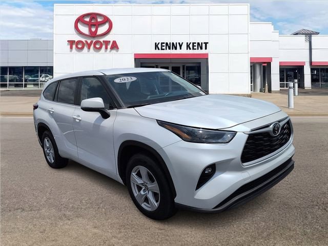 Used 2023 Toyota Highlander LE FWD image 1