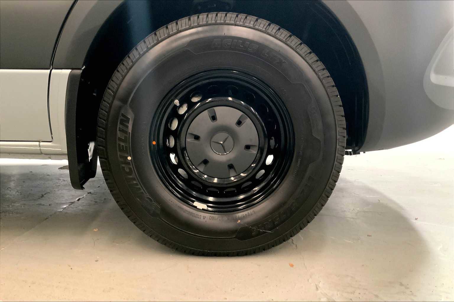 Used 2025 Mercedes-Benz Sprinter 2500 image 9