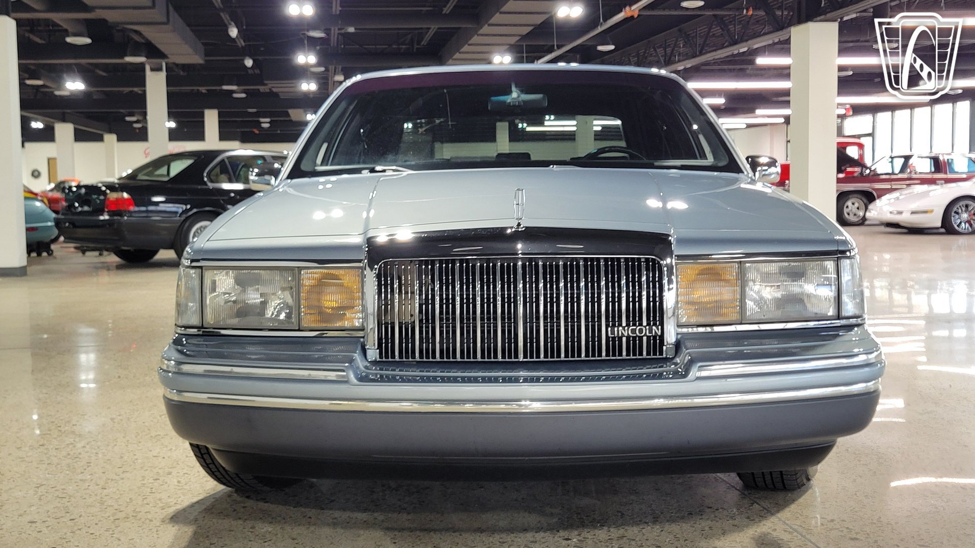 Used 1993 Lincoln Town Car Signature RWD image 3