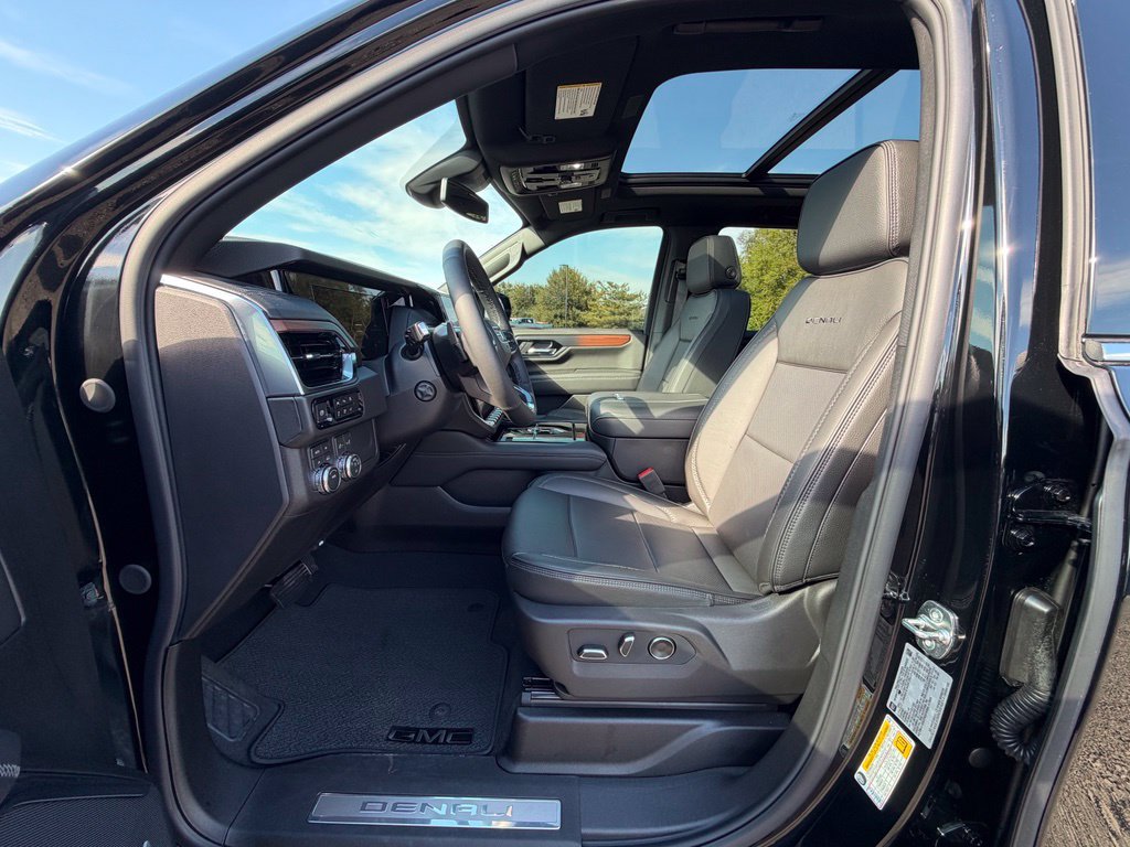 Used 2026 GMC Yukon Denali w/ Sun & Power Step Package AWD/4WD image 2