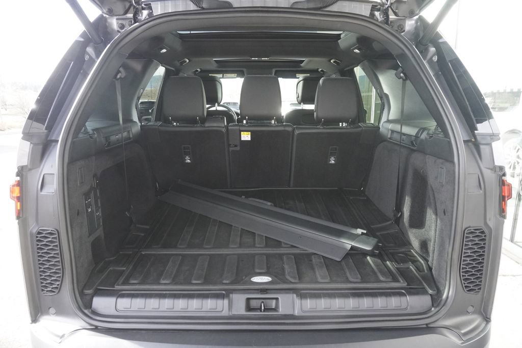 Used 2025 Land Rover Discovery S image 31