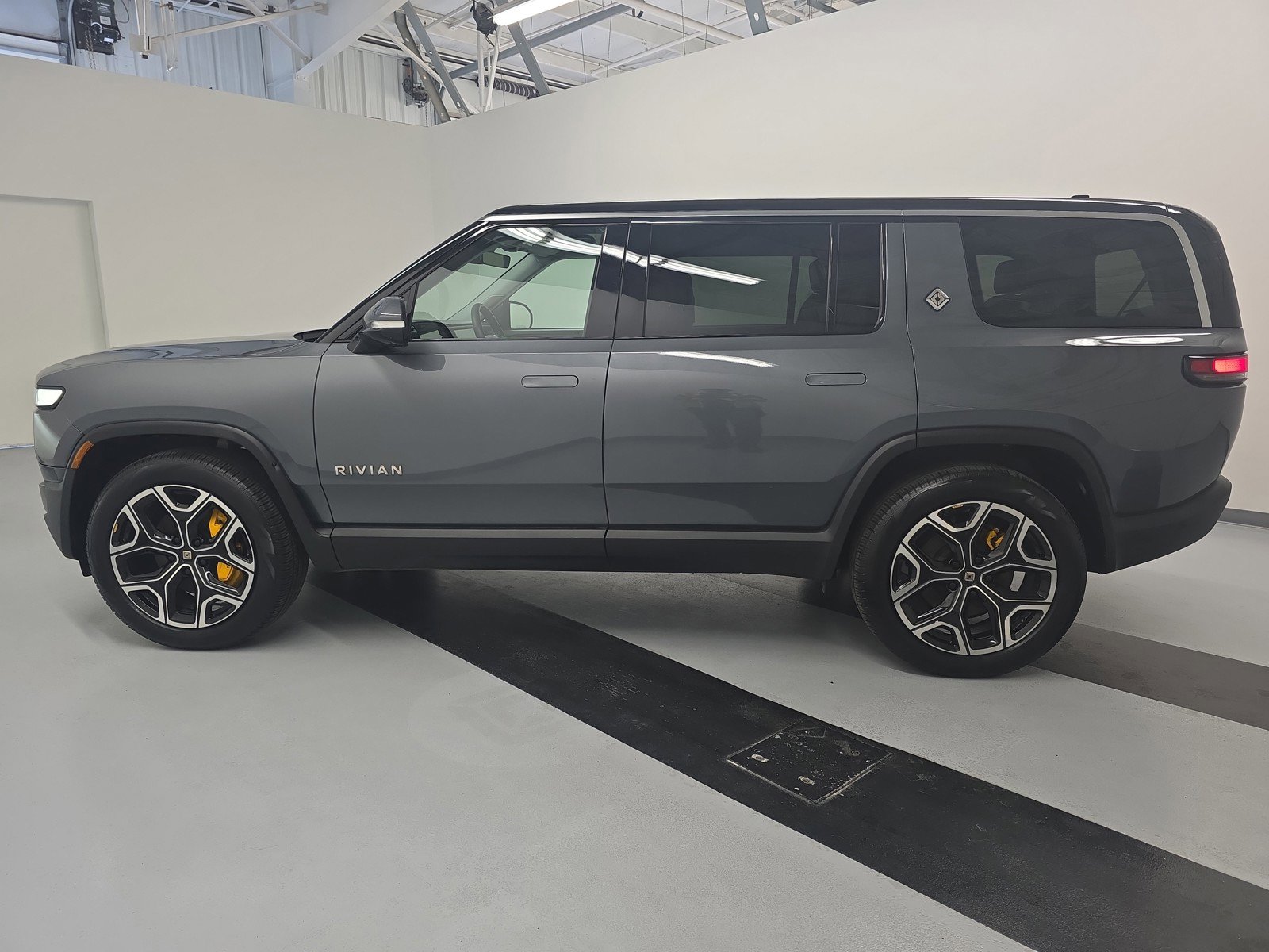 Used 2023 Rivian R1S Adventure AWD/4WD image 2