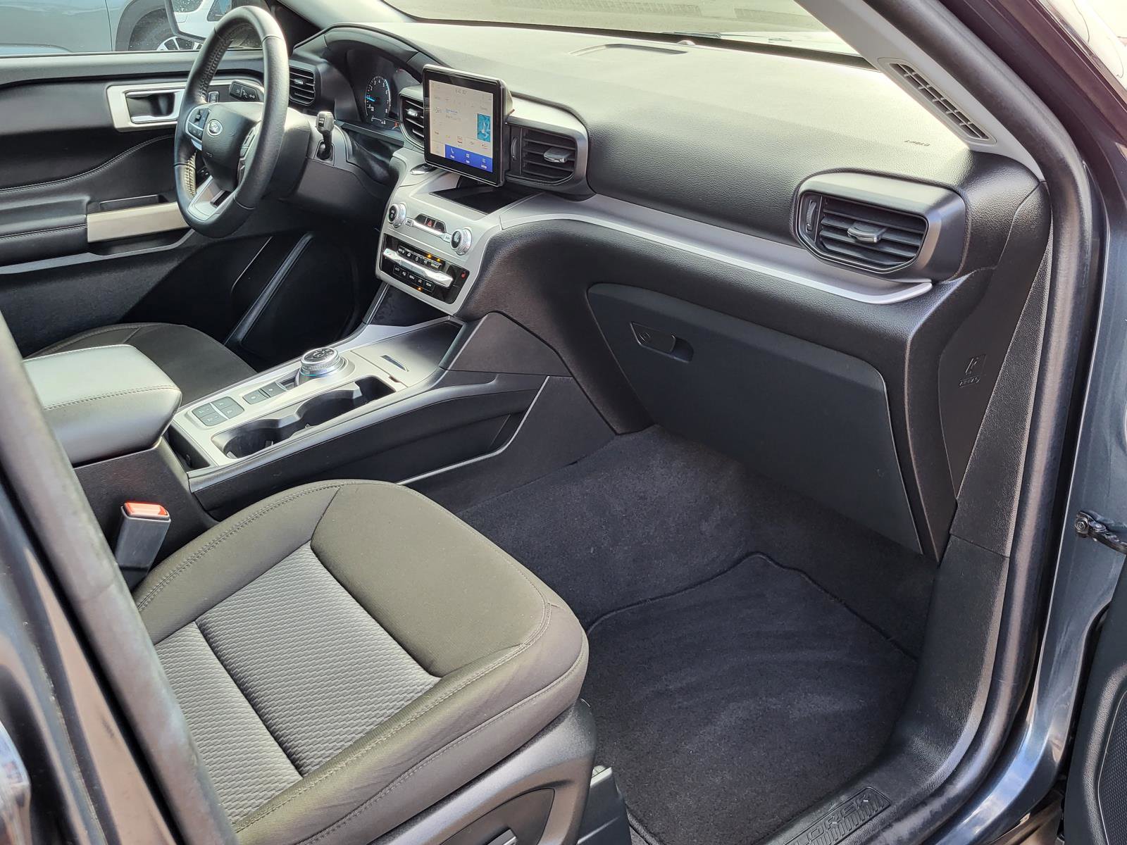 Used 2023 Ford Explorer XLT image 9