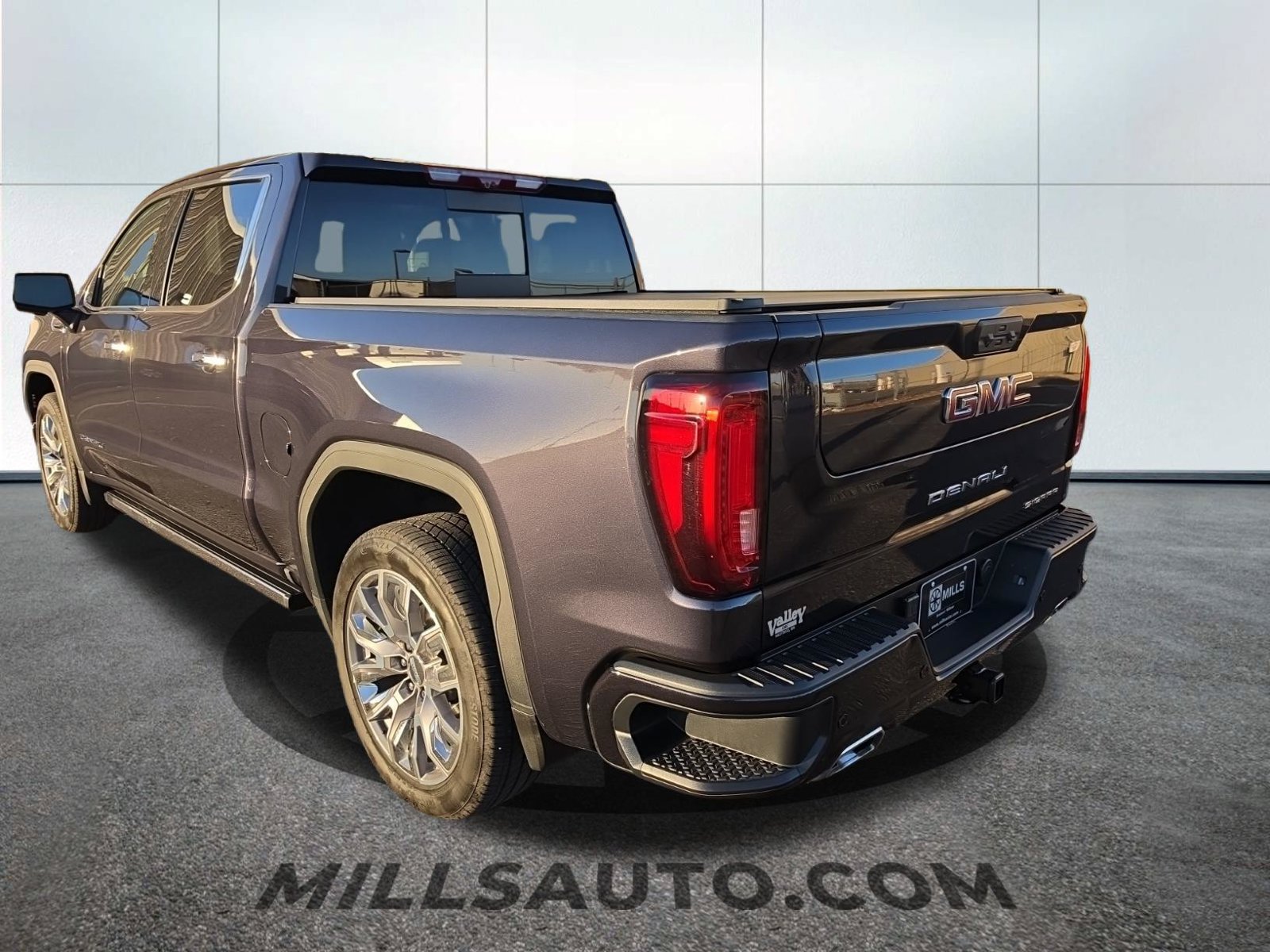 Used 2025 GMC Sierra 1500 Denali w/ Denali Reserve Package AWD/4WD image 7