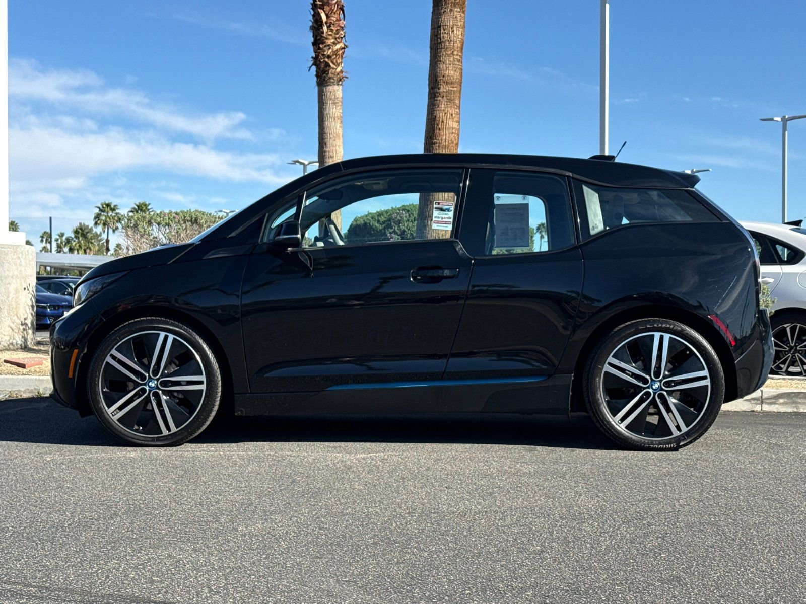Used 2017 BMW i3 94Ah w/Range Extender image 6