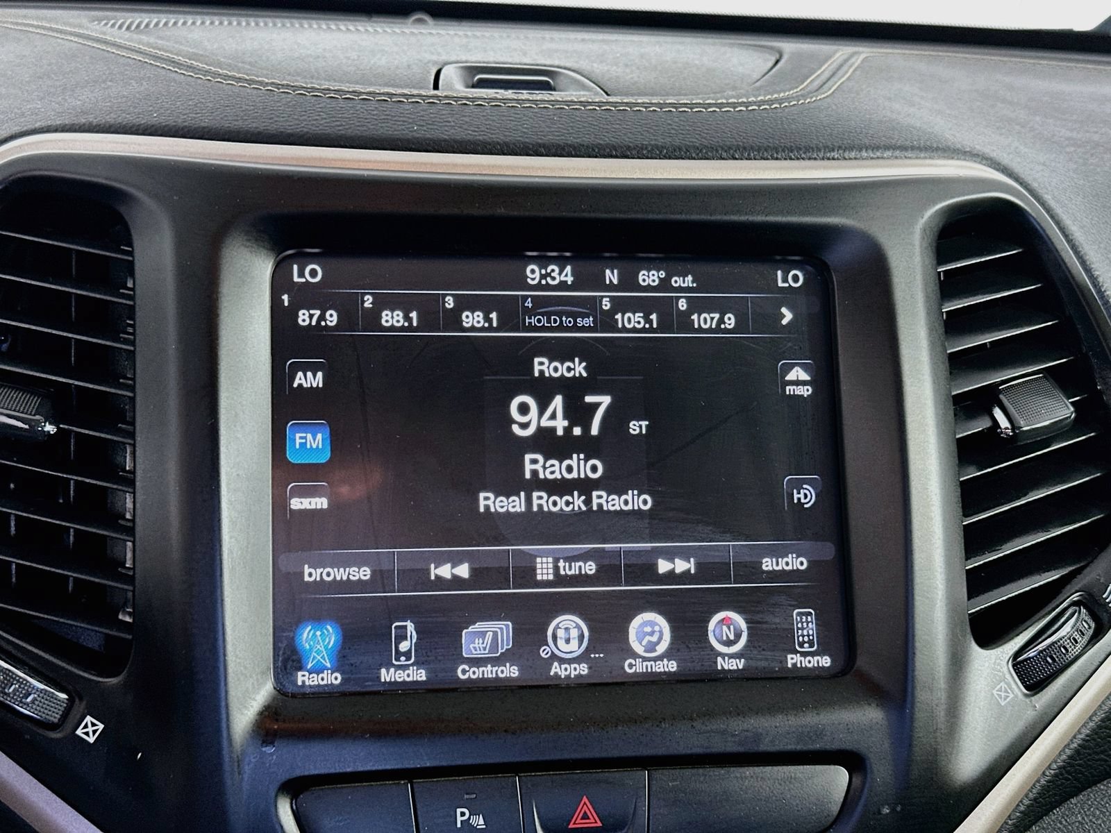 Used 2018 Jeep Cherokee Limited AWD/4WD image 15