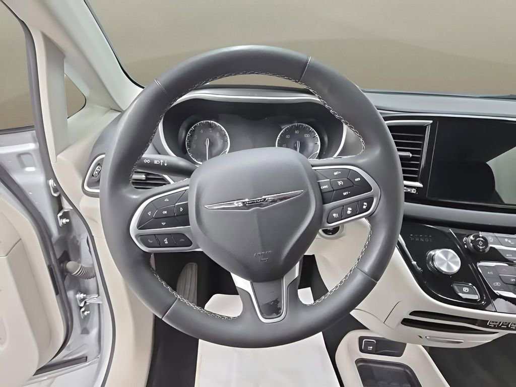 Used 2024 Chrysler Pacifica Touring-L image 23