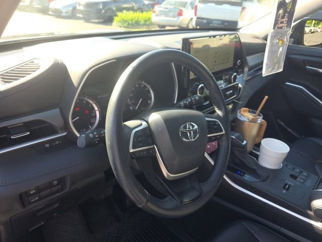 Used 2023 Toyota Highlander XLE FWD image 11