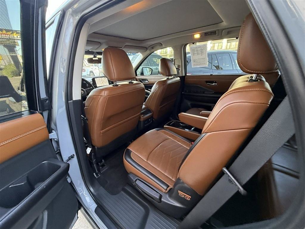 Used 2022 Nissan Pathfinder Platinum w/ Cargo Package AWD/4WD image 23