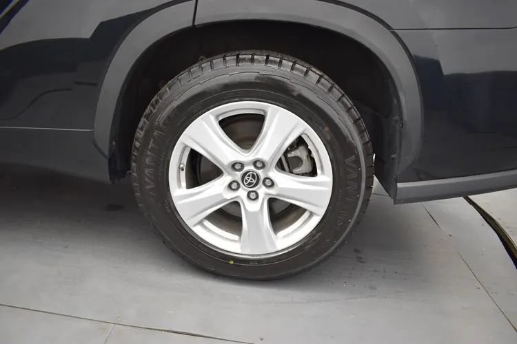 Used 2025 Toyota Highlander LE FWD image 37
