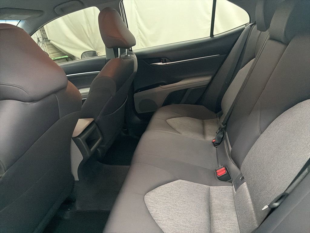 Used 2018 Toyota Camry LE image 18