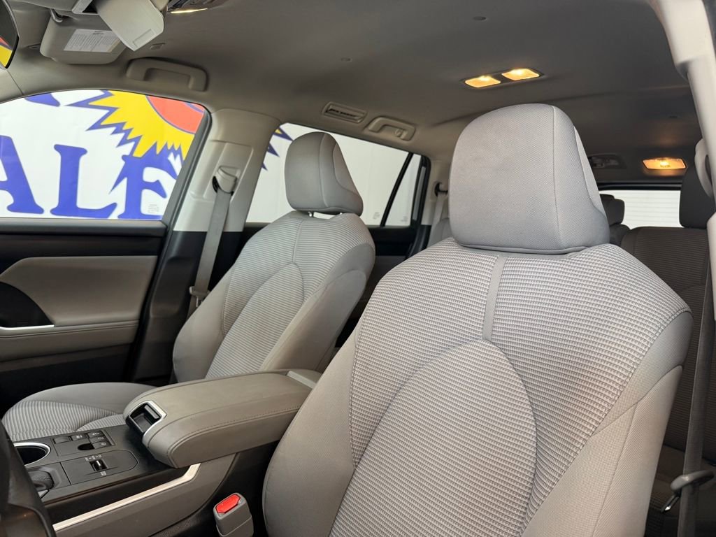 Used 2023 Toyota Highlander LE image 12
