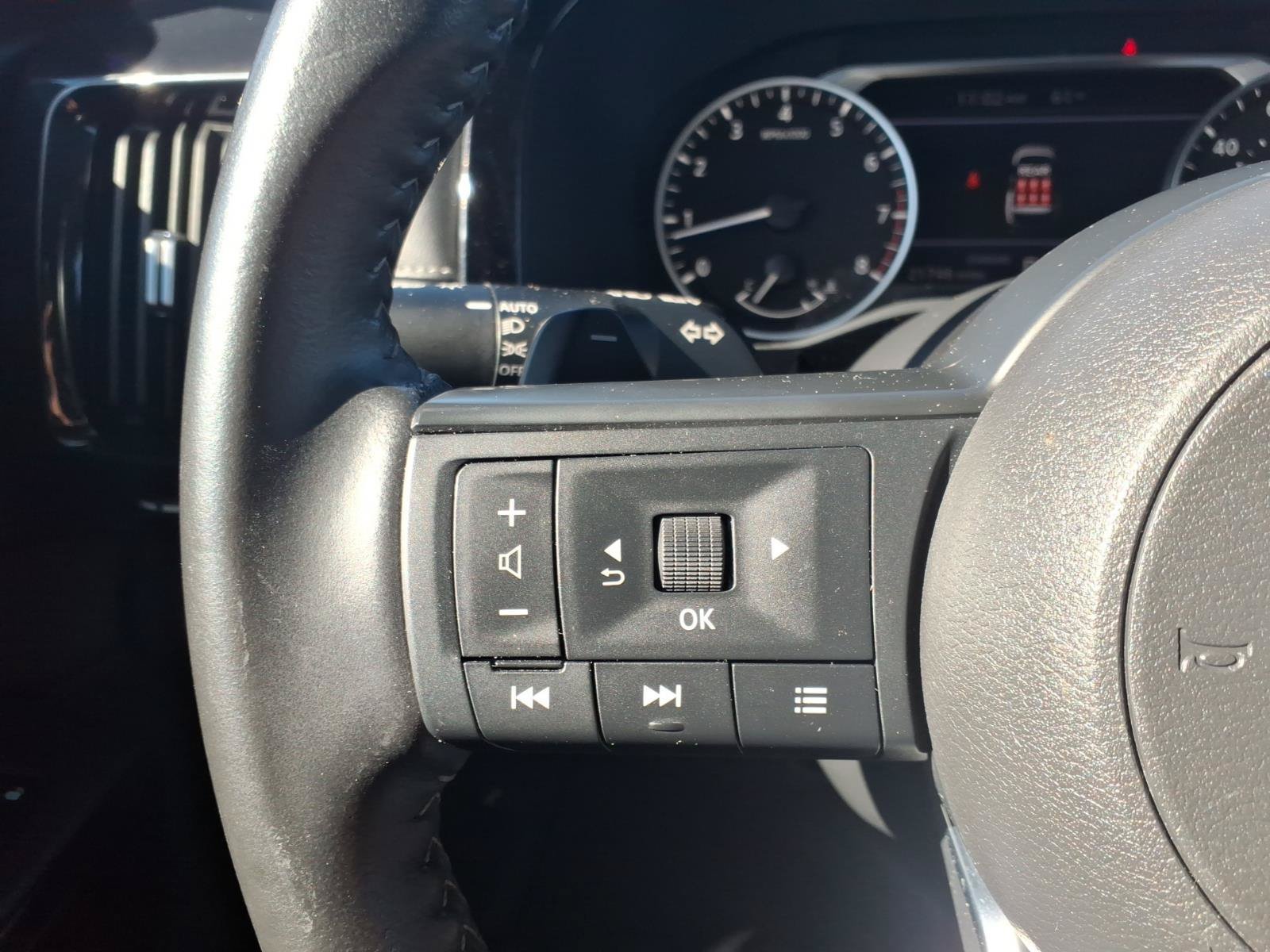 Used 2025 Nissan Pathfinder SV FWD image 27