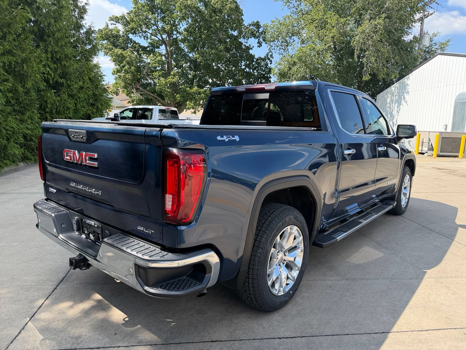 Used 2021 GMC Sierra 1500 SLT w/ SLT Premium Plus Package AWD/4WD image 32