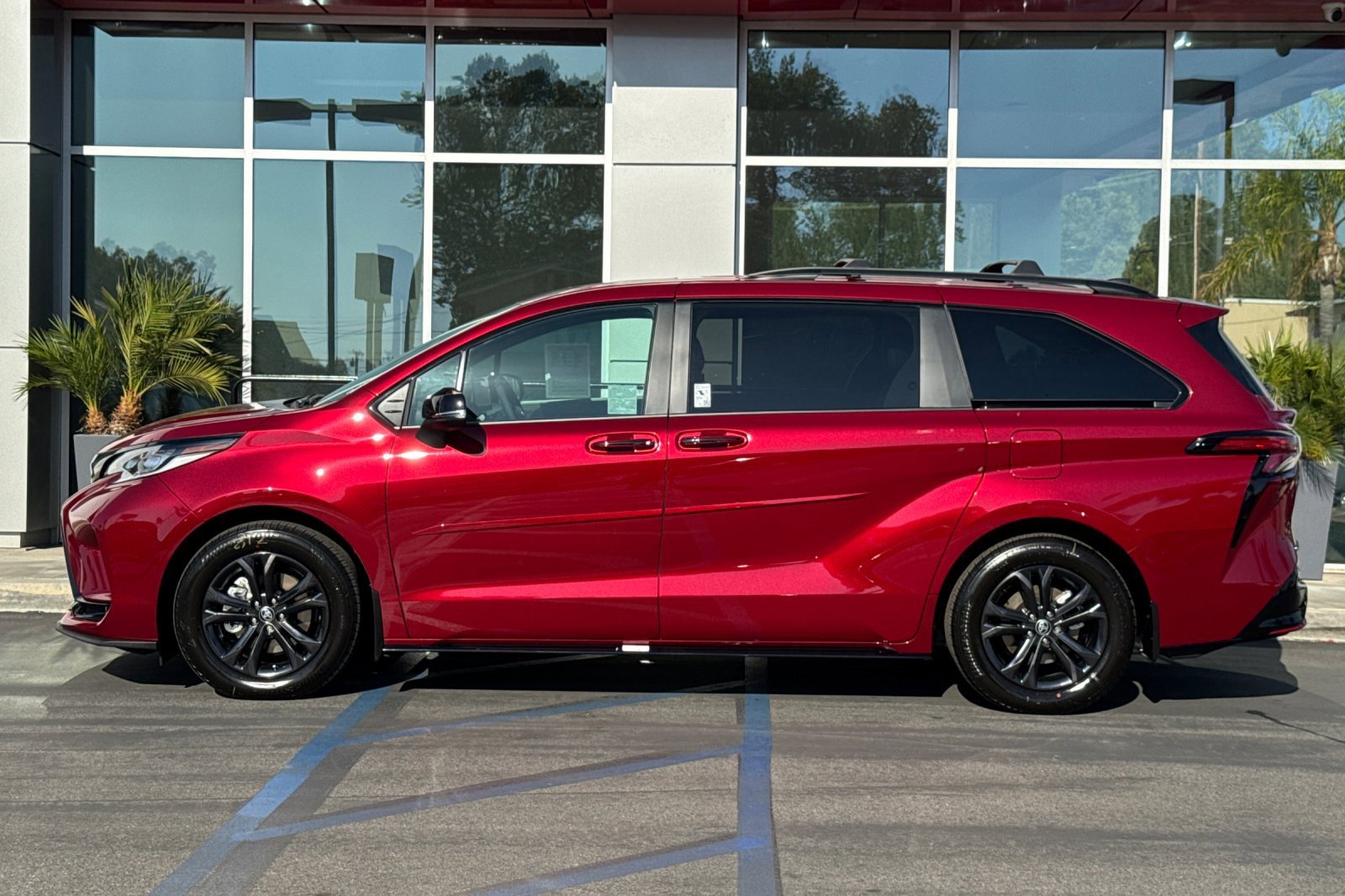 Certified 2025 Toyota Sienna XSE image 9