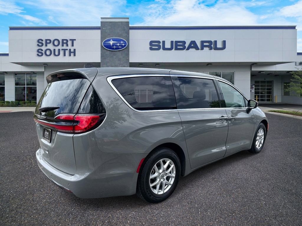 Used 2023 Chrysler Pacifica Touring-L FWD image 3