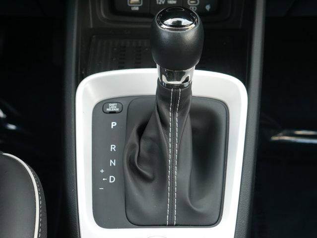 Used 2023 Hyundai Venue Limited image 20