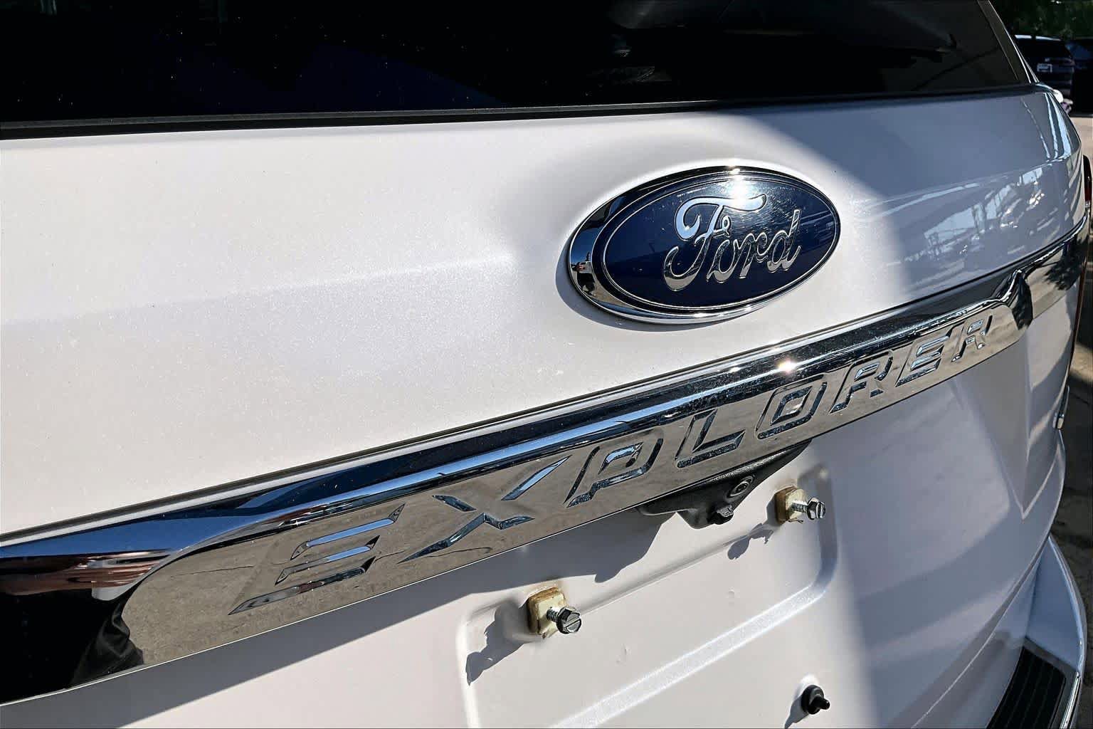Used 2018 Ford Explorer XLT w/ Equipment Group 202A AWD/4WD image 31