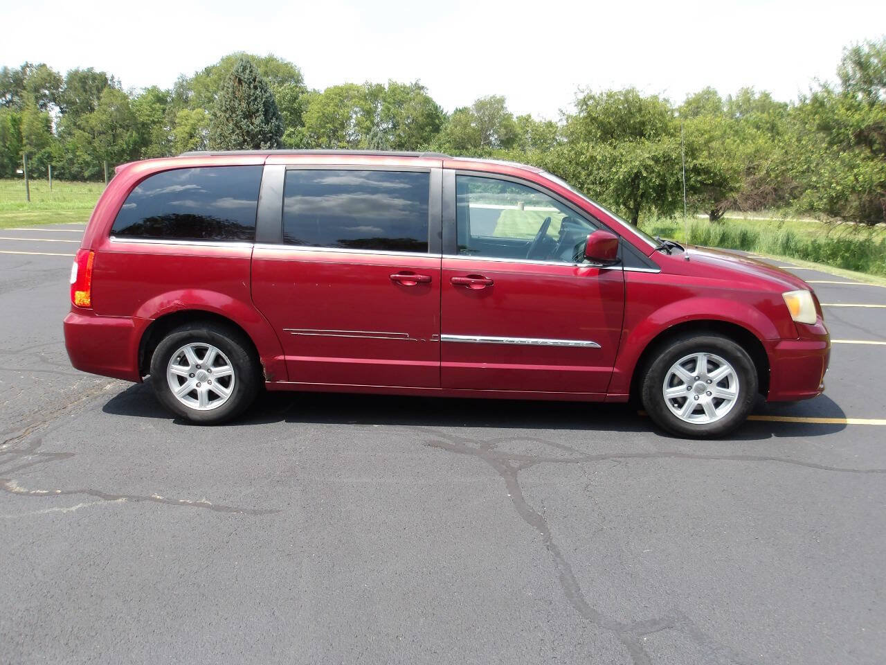 Used 2011 Chrysler Town & Country Touring FWD image 10