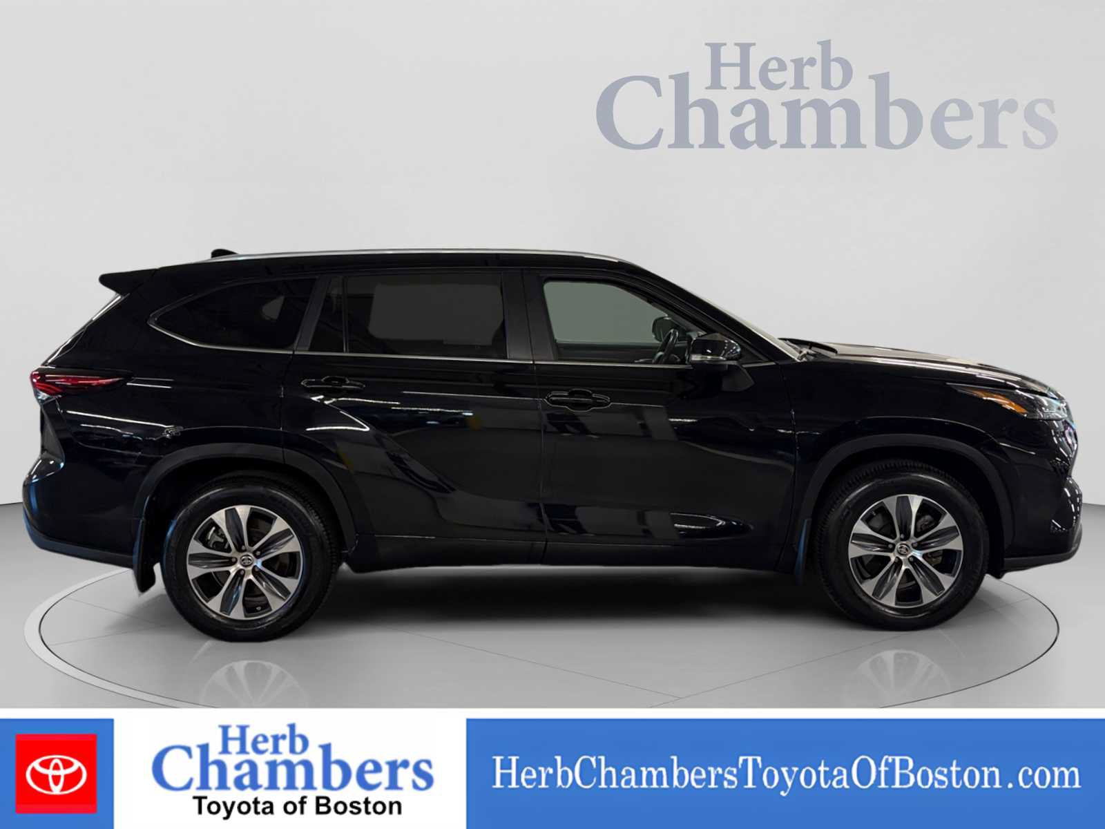 Used 2024 Toyota Highlander XLE AWD/4WD image 11