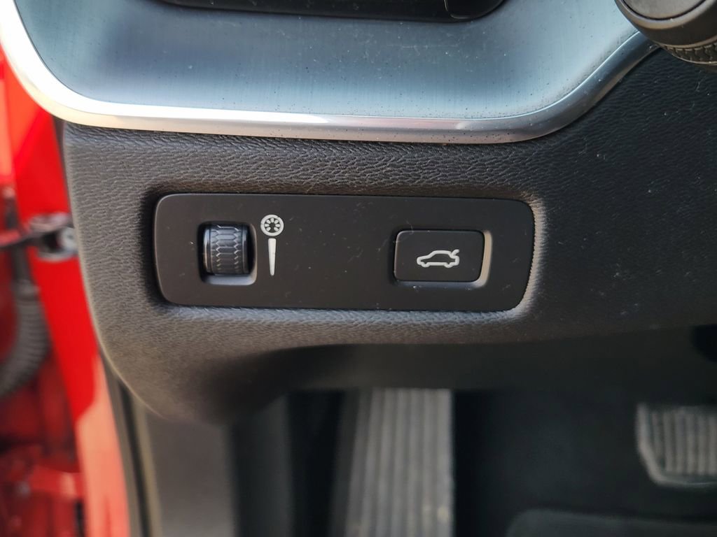 Used 2018 Volvo XC60 T6 Momentum w/ Advanced Package image 24