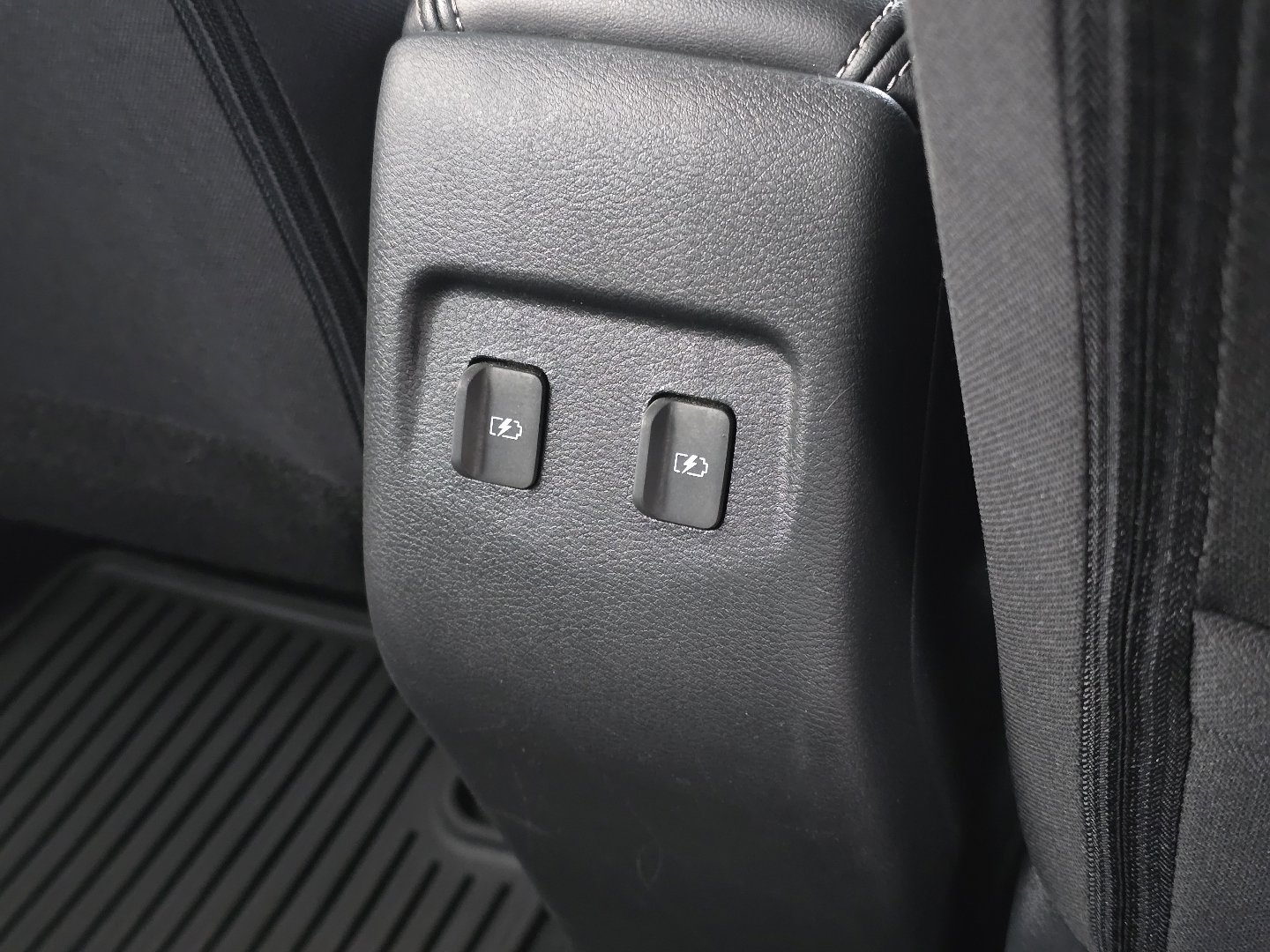 Used 2023 Nissan Kicks SV image 25