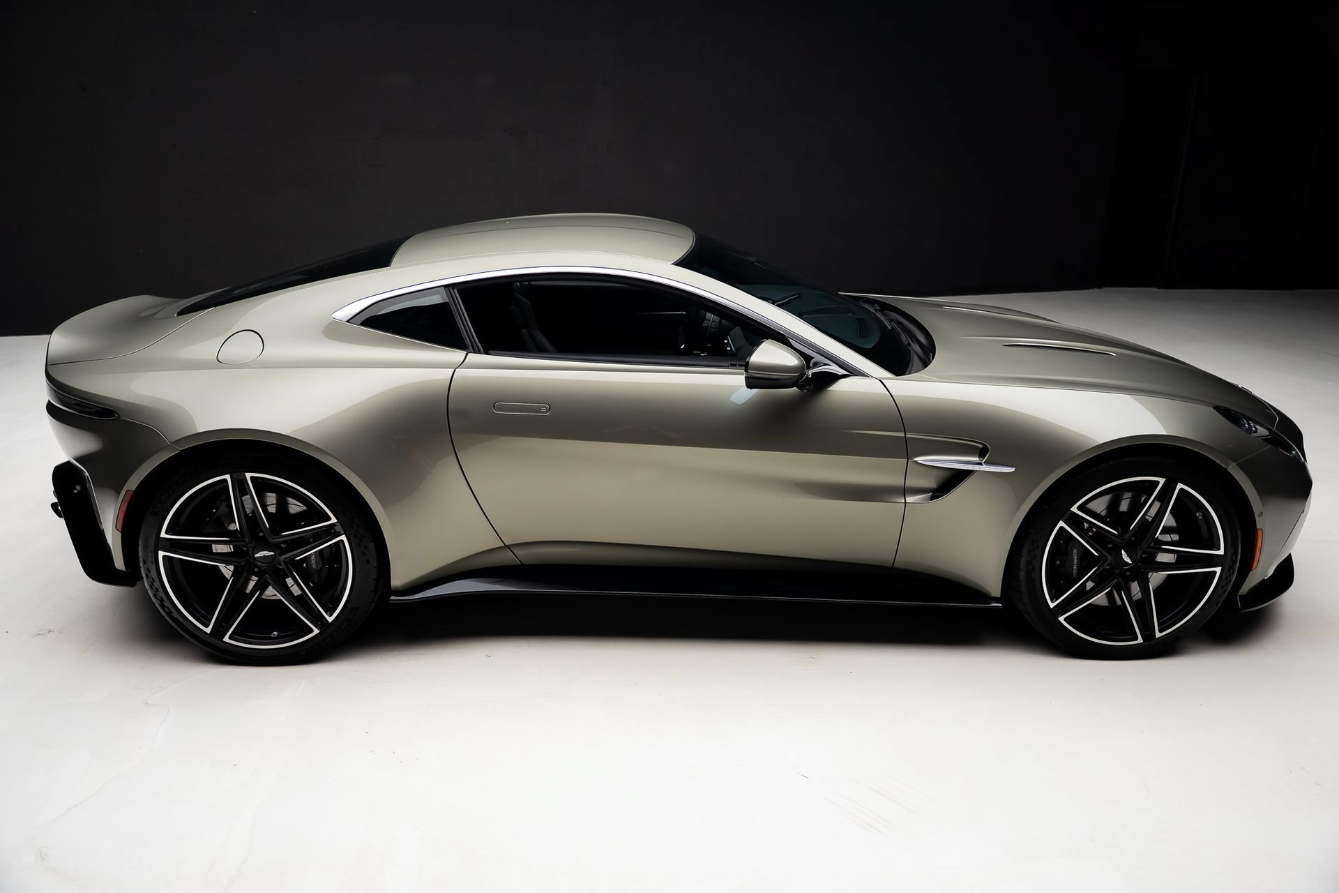 Used 2025 Aston Martin V8 Vantage Coupe RWD image 34